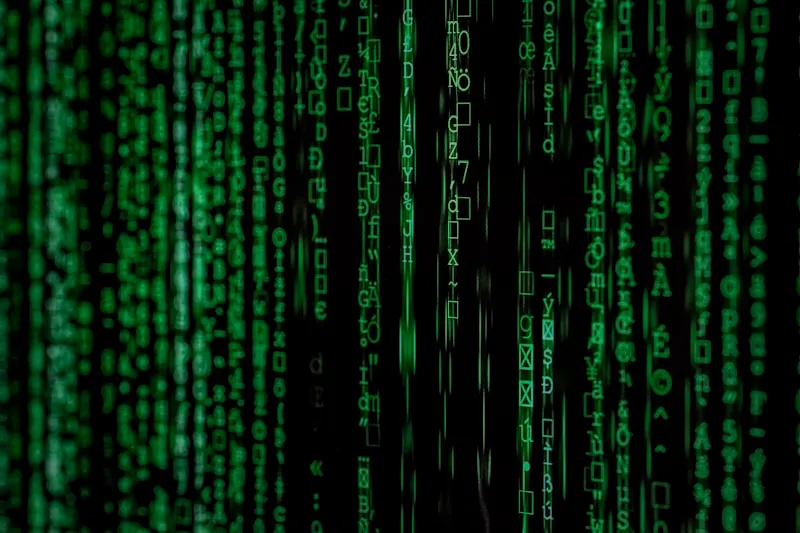 Datenanalyse und Monitoring auf einem dunklen Bildschirm