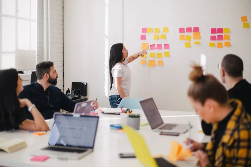 Team bespricht Security-Report am Konferenztisch
