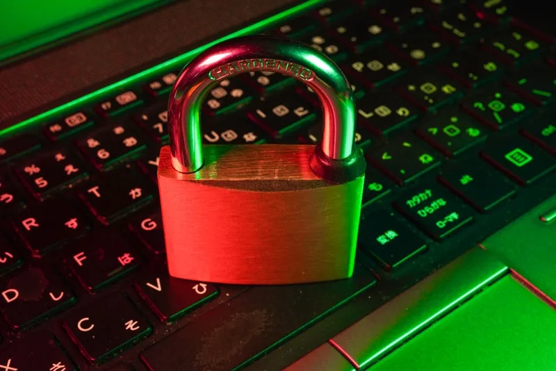Phishing-E-Mail auf einem Laptop